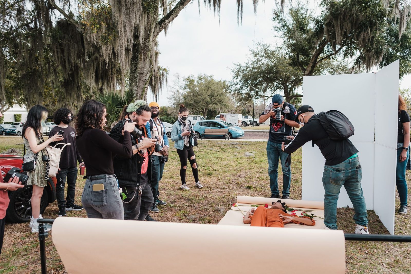 Grupo de fotógrafos en un taller de fotografía al aire libre en un parque de Orlando, Florida.