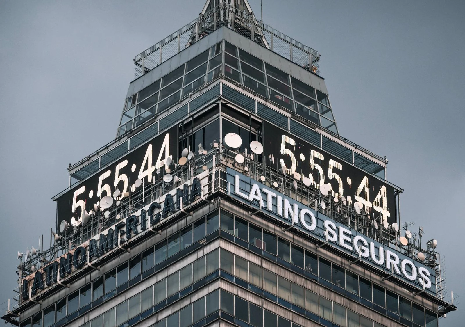 Primer plano de la Torre Latinoamericana con un reloj digital en la Ciudad de México.