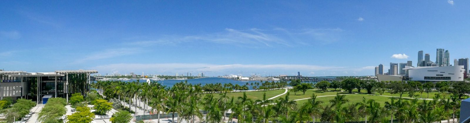 Skyline de Miami con parques verdes y cielo azul despejado.