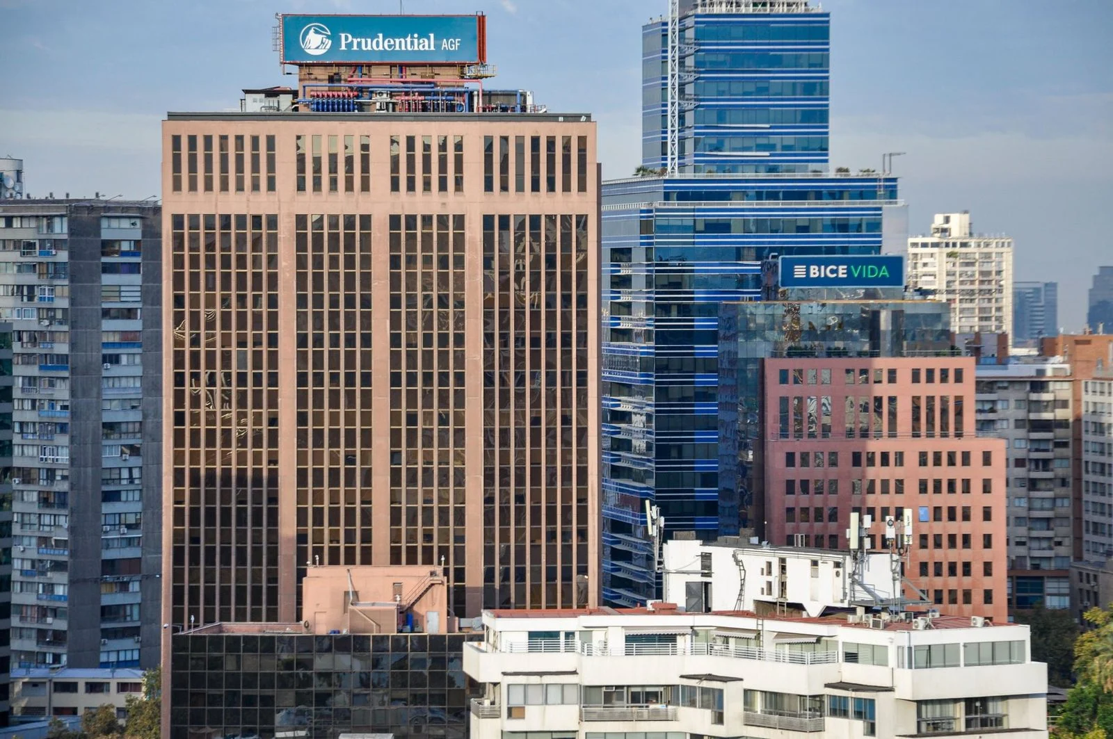 Skyline de Santiago con rascacielos de empresas aseguradoras y financieras.