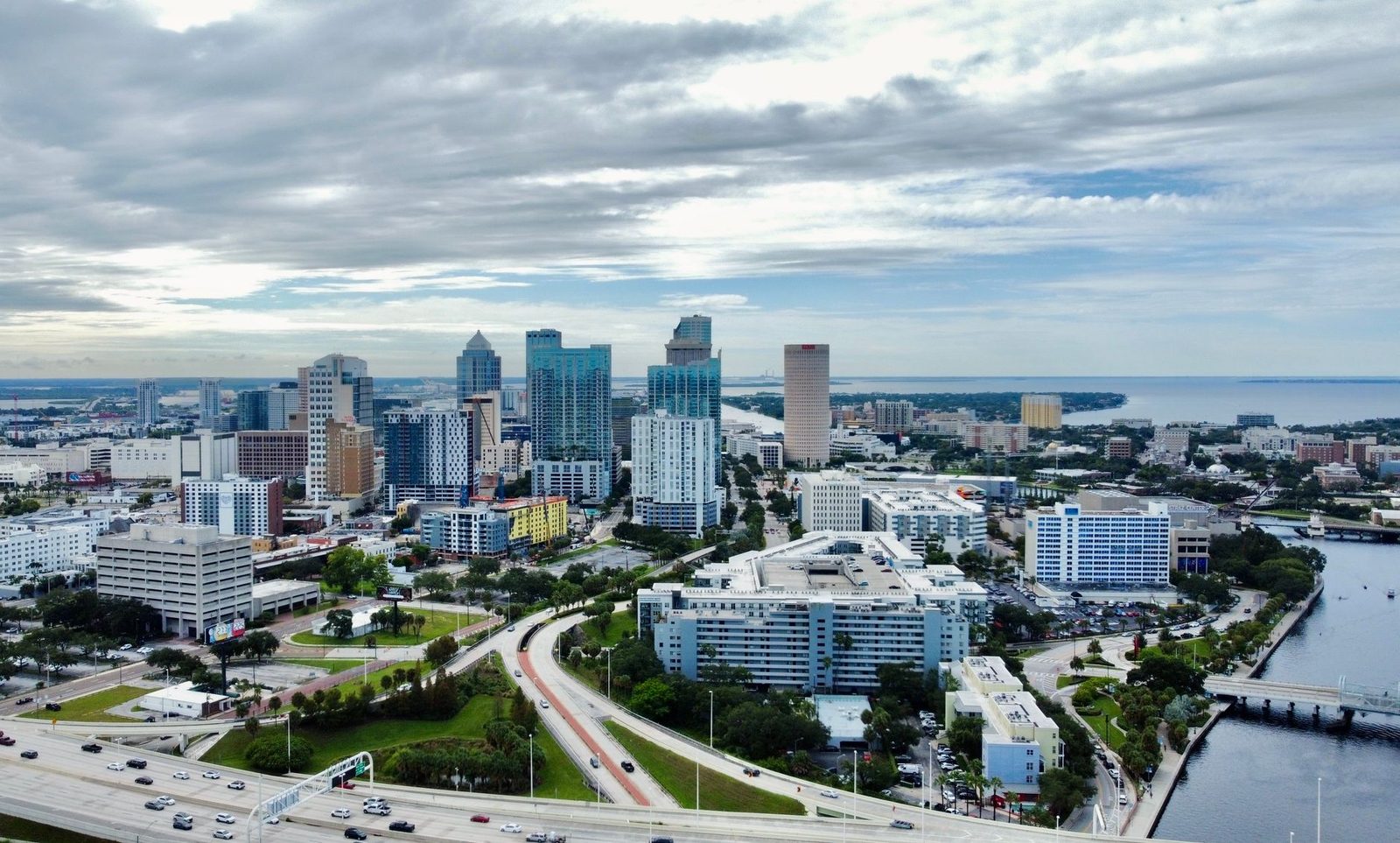 Vista aérea del skyline de Tampa con rascacielos modernos y cielo nublado.